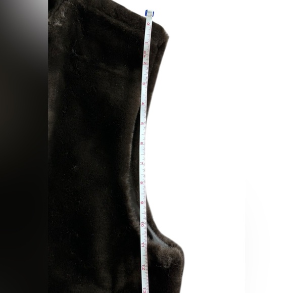 Dark Brown Women’s Faux Fur Zippered Vest with Pockets - Picture 5 of 5